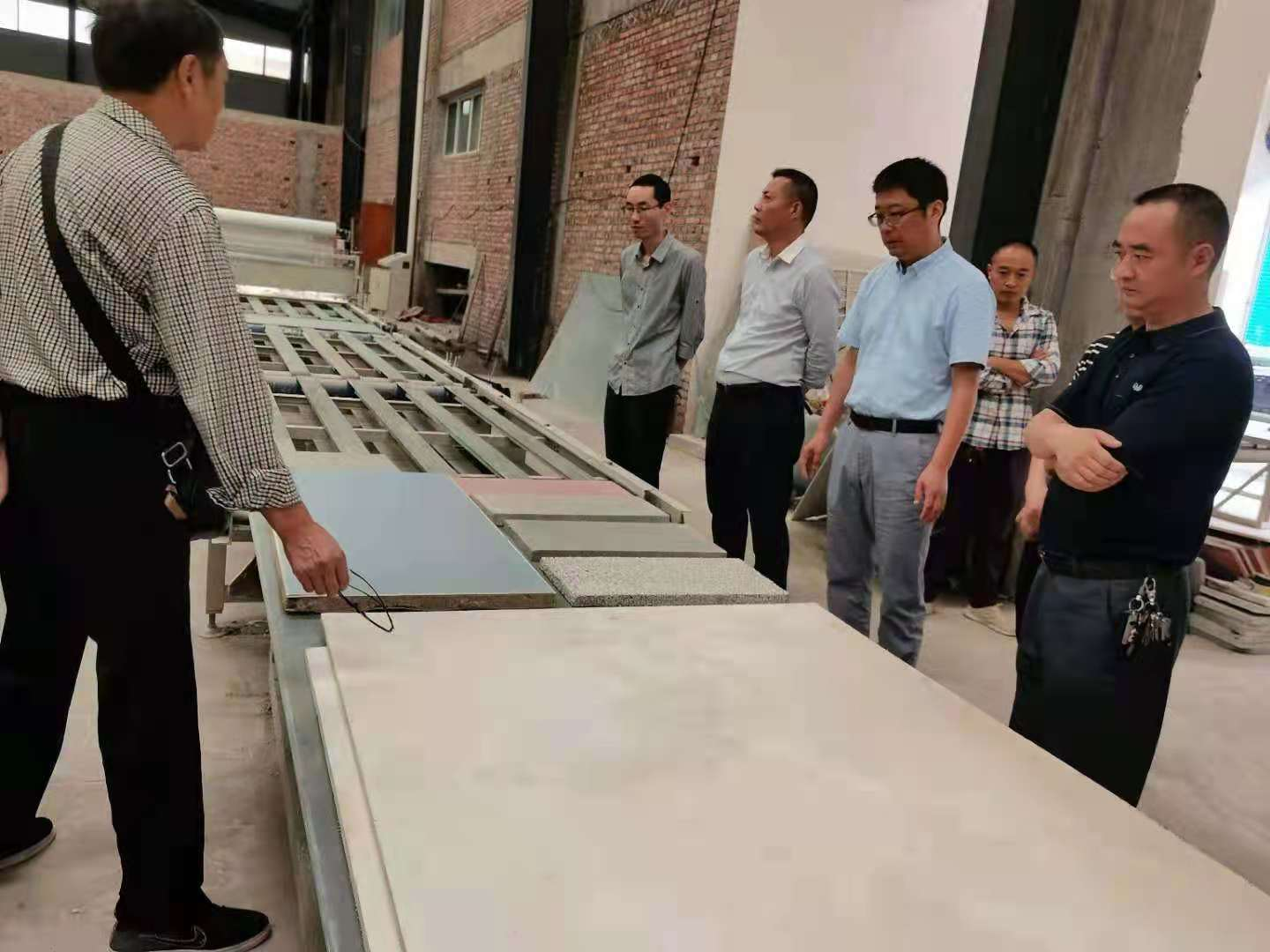 西华大学陈宝书研究员 调研达川区高新技术企业(图1) 西华大学陈宝书研究员 调研达川区高新技术企业(图1)