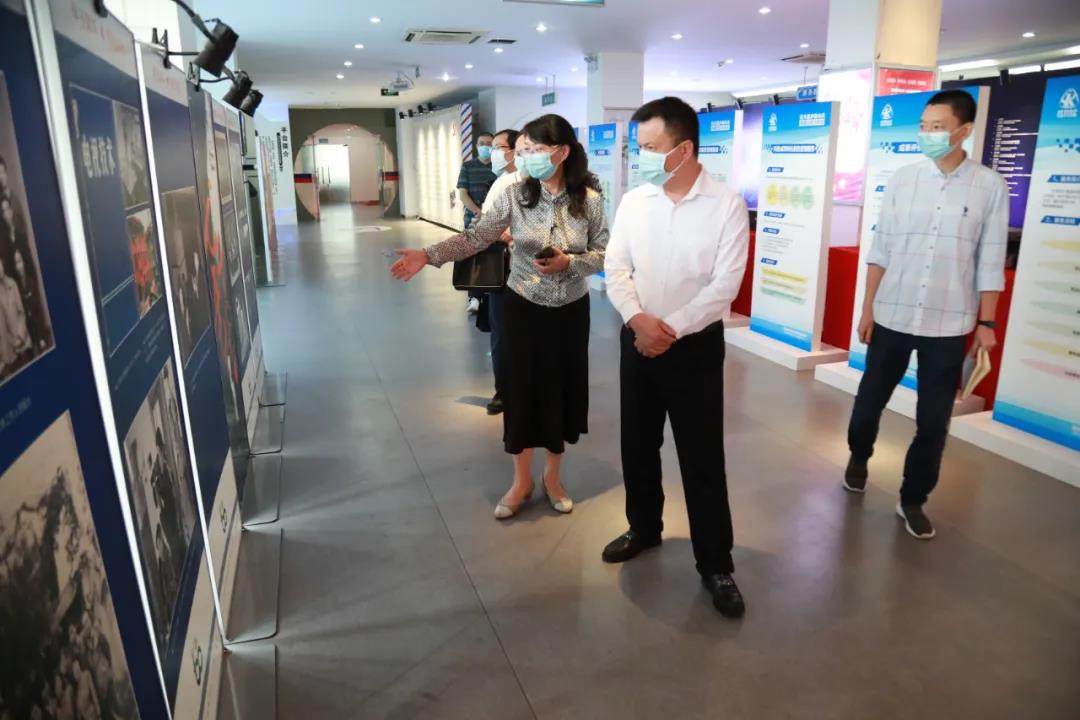 科技厅党组书记吴群刚调研四川省科学技术信息研究所(图1)